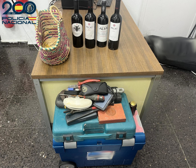 La Policía Nacional detiene a tres varones fracturando la ventanilla de un vehículo para sustraer diversos efectos   